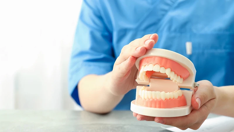 برای جا افتادن دندان مصنوعی چه کنیم