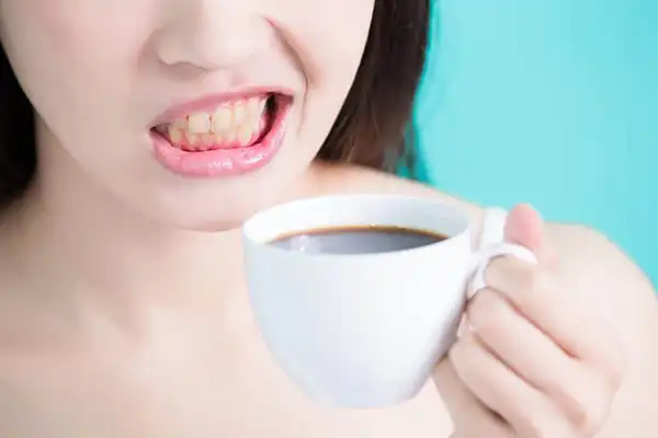 قهوه و تیرگی دندان